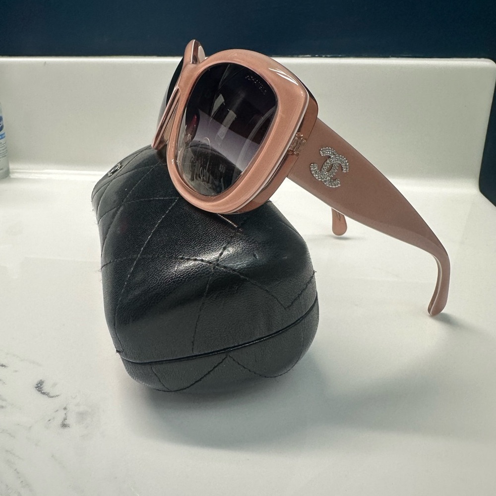 CHANEL Pink and Black Oversized Sunglasses - Picture 2 of 15